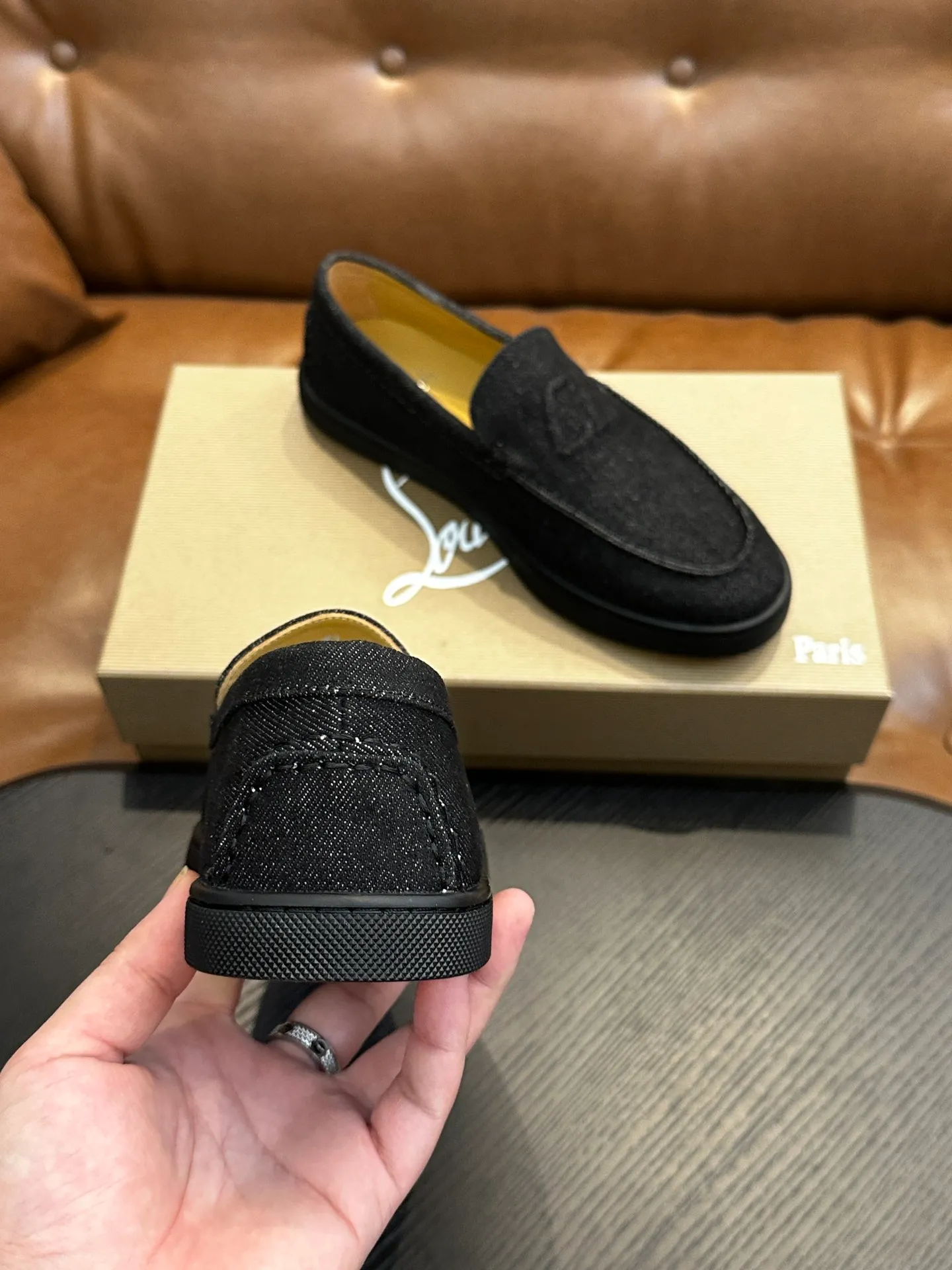 P760💰Christian Louboutin (red-soled shoes) Italian men’s casual sneakers are shipped! Each pair of shoes from this Italian handmade shoe brand has a simple and classic design, which is very comfortable and versatile! The upper fabric of this shoe is made of imported cowhide, with high-end and comfortable cowhide lining! The outsole is made of original rubber bottom sheets and is lined with cowhide! Brand-specific molded footbed, exclusive private mold control! Original box packaging, with shoe storage bag! 39 40 41 42 43 44 (38 45 46 customized)